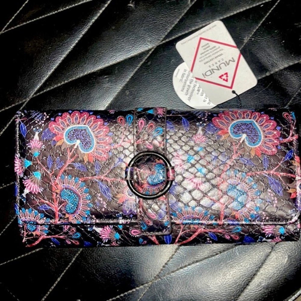 (1) NWT Mundi Cares Vegan Leather Wallet
